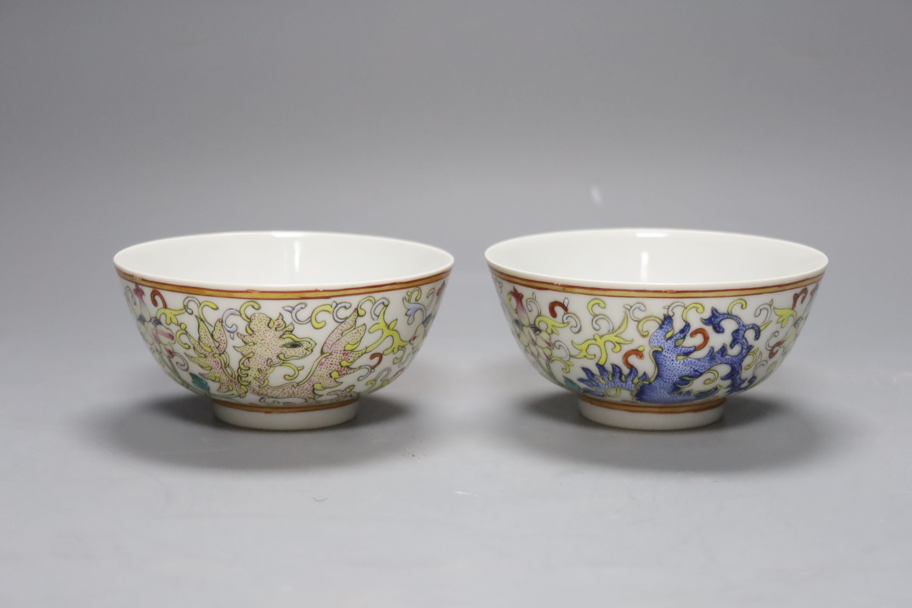 A pair of Chinese famille rose bowls, diameter 12cm